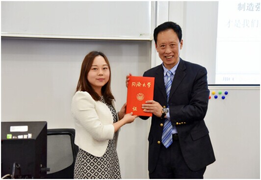 同濟大學經(jīng)管學院MBA中心副主任崔麒元（左）和IE專家關田鐵洪（右）